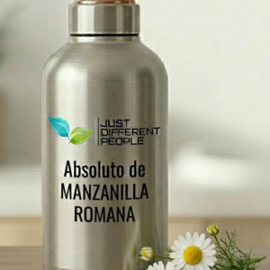 Silver stainless steel water bottle with 'Just Different People' logo and 'Absoluto de Manzanilla Romana' text, on a wooden surface with white daisies nearby.